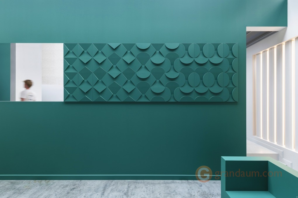 Напольный плинтус с гладким профилем Orac decor SX183